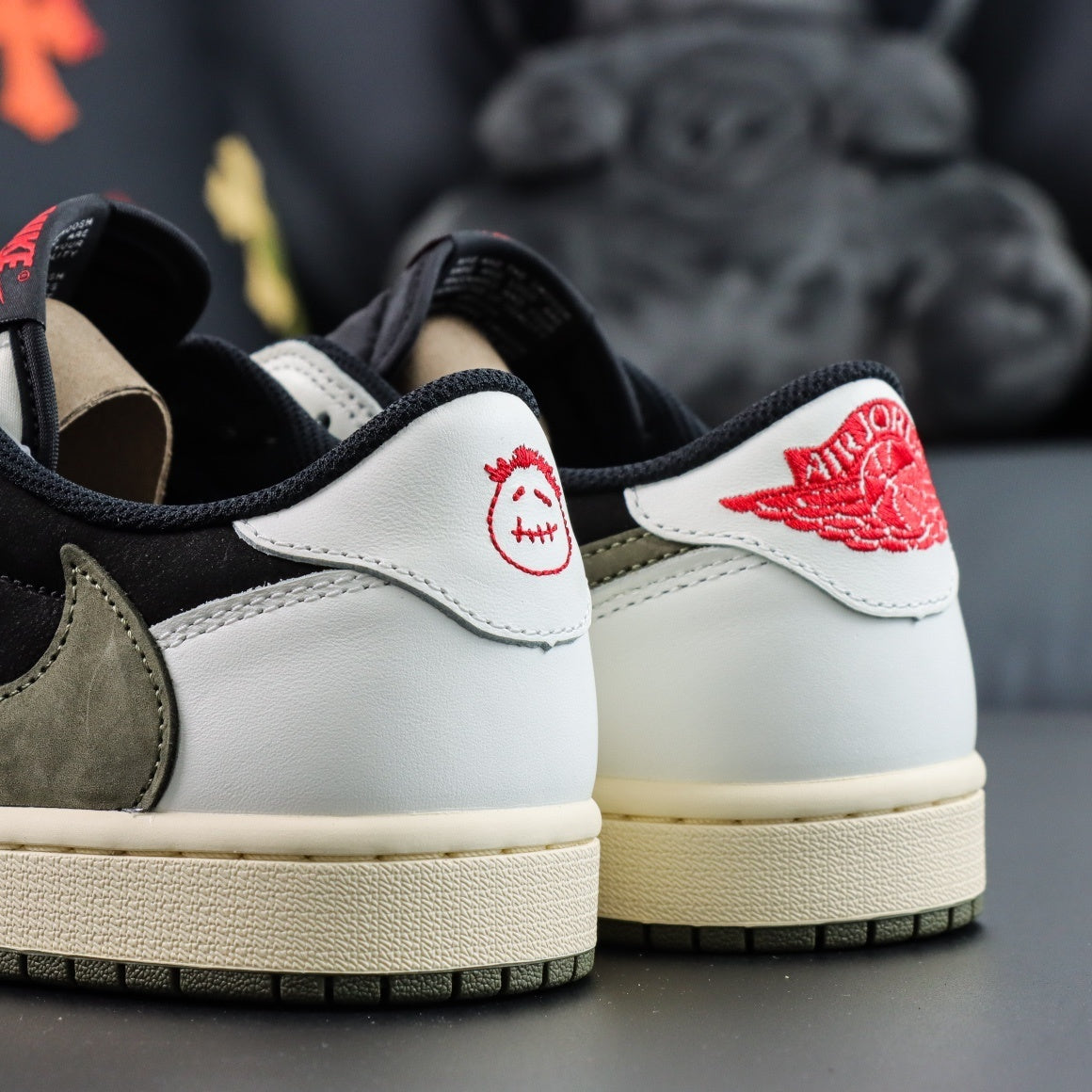 TRAVIS SCOTT X NIKE AIR JORDAN 1 LOW OLIVE DZ4137-106