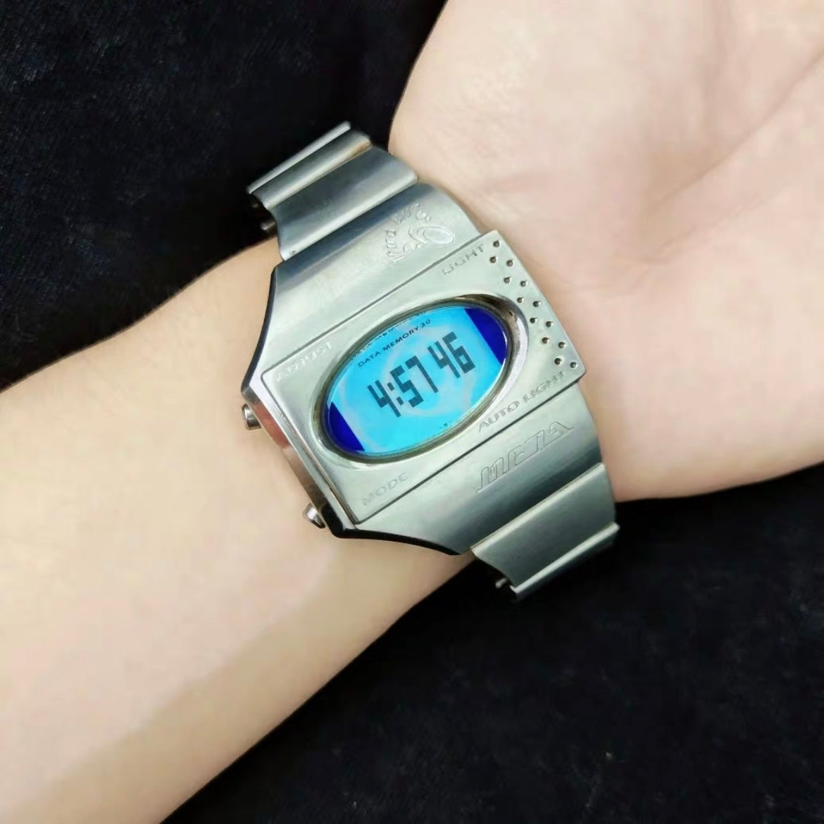 Casio ME100 META Series – Vintage Y2K Metal Wristband Digital Watch